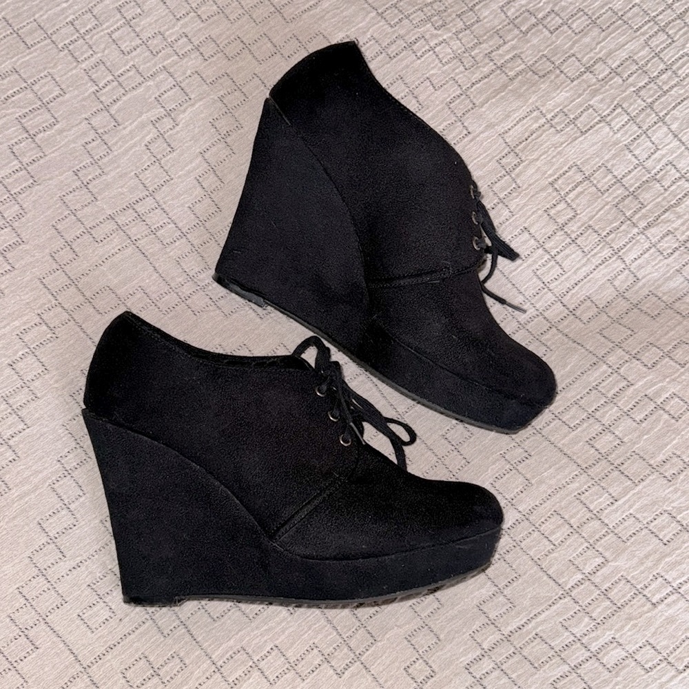 Black Poppy Wedges